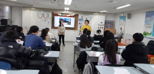 [신화중] 원어민 선생님 학교 방문 ‘미국 문화 수업’ 참여