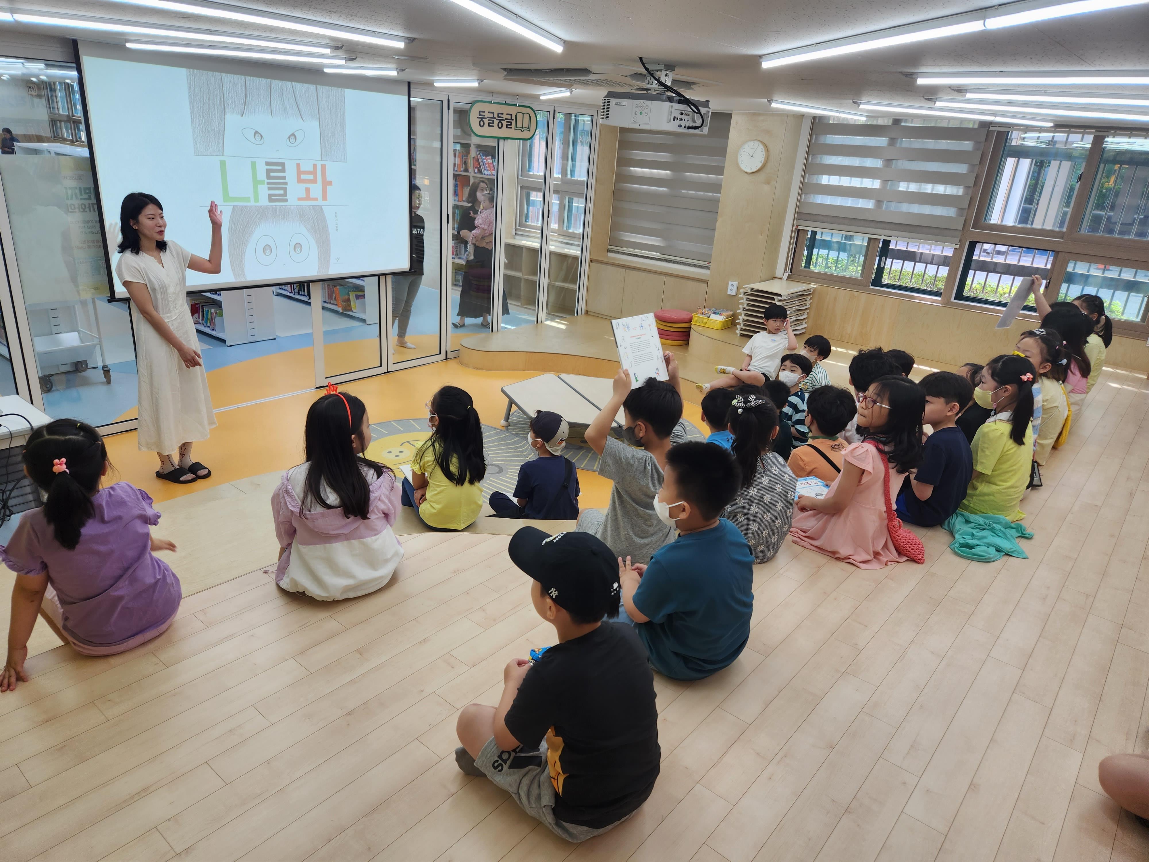 그림입니다.원본 그림의 이름: 작가와 북토크.jpg원본 그림의 크기: 가로 4000pixel, 세로 3000pixel
