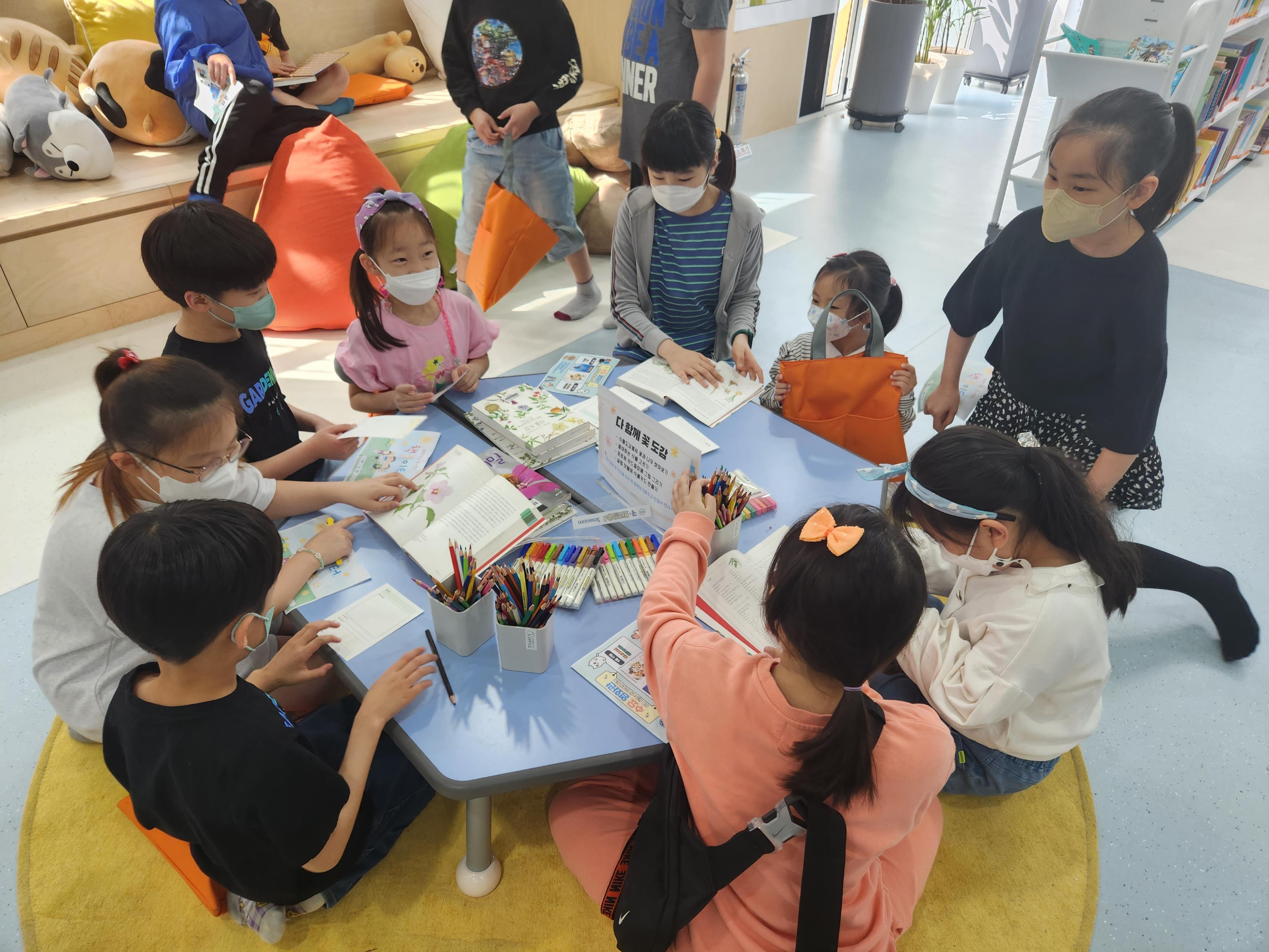 그림입니다.원본 그림의 이름: 도서관에서 체험프로그램 참여.jpg원본 그림의 크기: 가로 3333pixel, 세로 2500pixel
