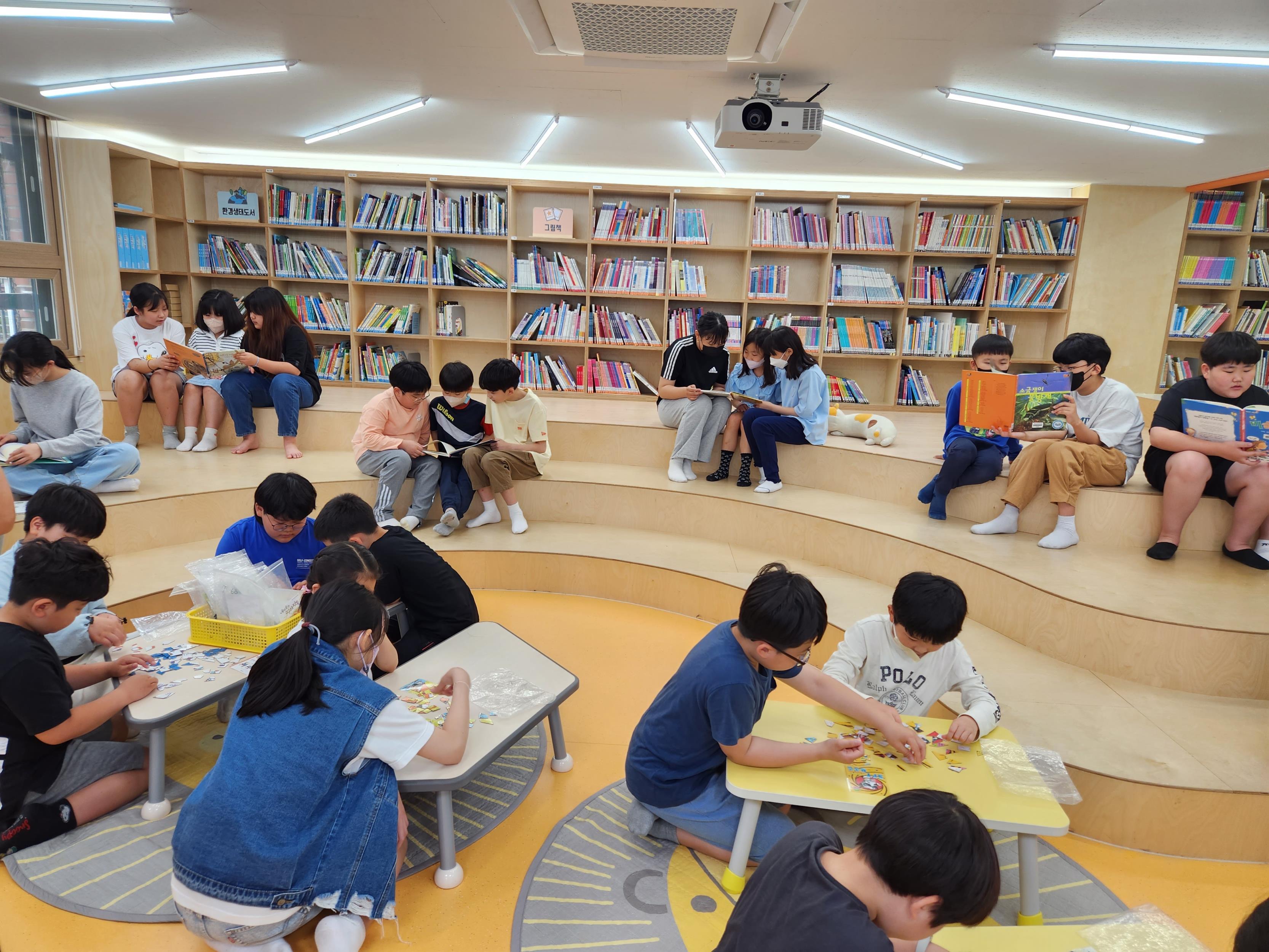 그림입니다.원본 그림의 이름: 선후배 함께책읽기.jpg원본 그림의 크기: 가로 3333pixel, 세로 2500pixel