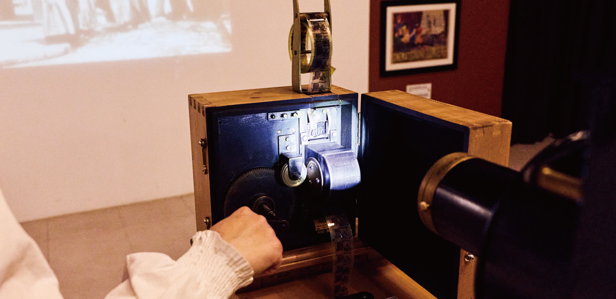 뤼미에르 형제가 발명한 초기 영화 장치 '시네마토그래프'를 재현한 모형